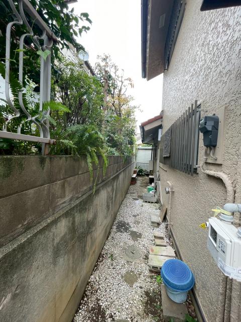 目黒区目黒本町で経年劣化で倒れた鉄フェンスをきれいに撤去した写真
