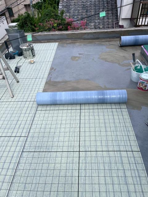 武蔵小山の戸建てで通期緩衝シートを敷く写真