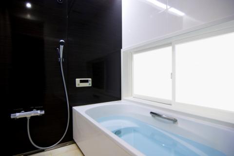 窓付きバスルーム