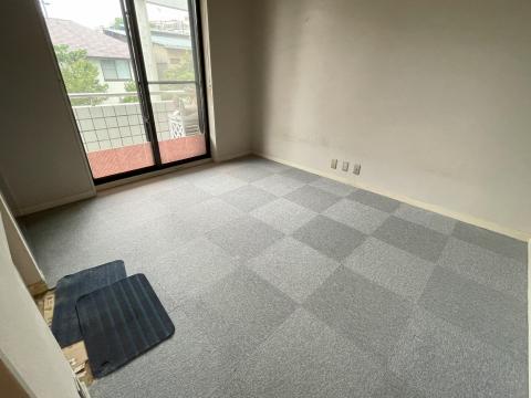 大田区洗足フローリングにタイルカーペットを貼った写真