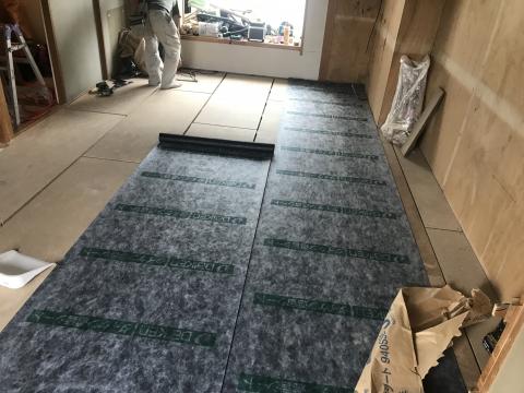 大田区洗足遮音シートを敷いている写真