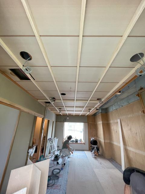 大田区洗足天井　壁　床ベニヤ板スタッフが貼っている写真