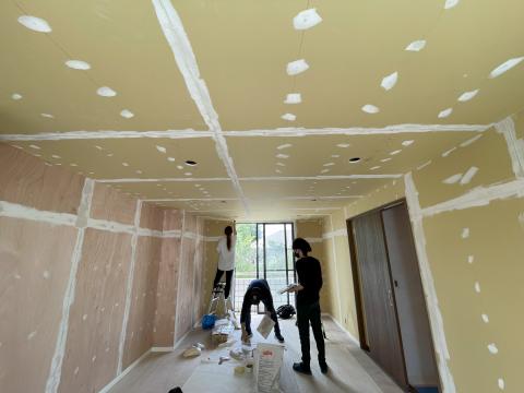 大田区洗足スタッフが内装の下地仕上げ写真