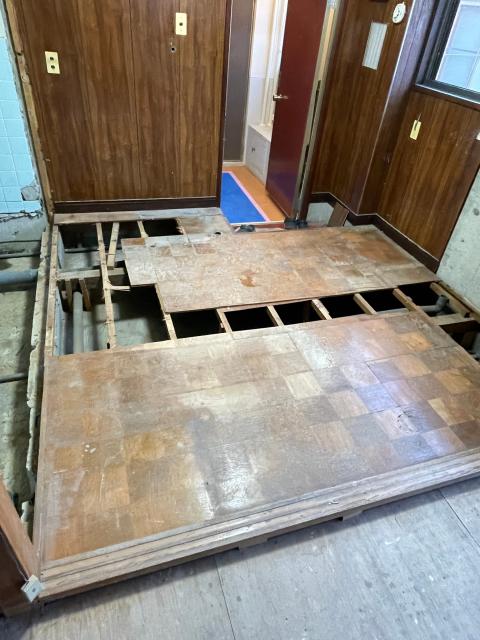 武蔵小山賃貸マンションダイニング傷みのあるところだけ撤去した写真
