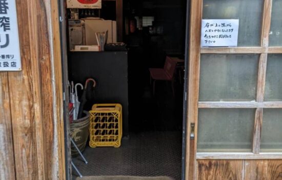 戸越銀座で飲食店の入口ドア木製引戸を現地調査しました