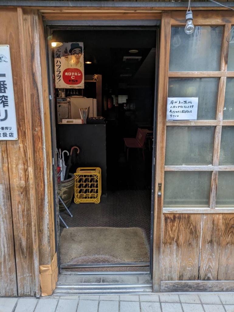 戸越銀座飲食店入り口ドア木製引き戸現地調査写真