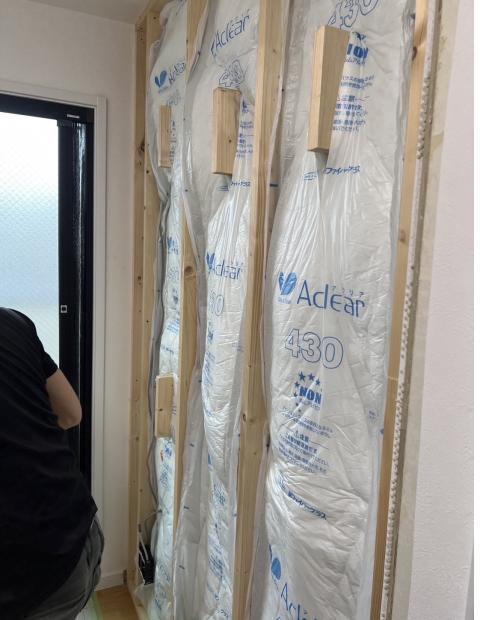 西小山壁の断熱材詰めた写真