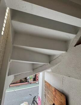 品川区西五反田で店舗ビルの鉄骨階段部分の塗装をします