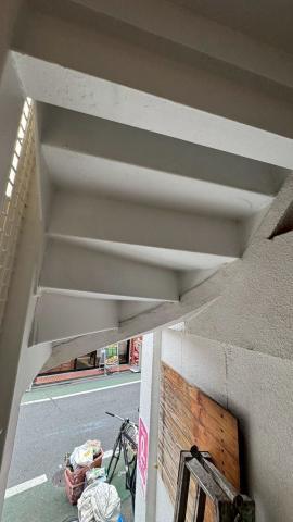 品川区西五反田で店舗ビルの鉄骨階段部分の塗装完成写真