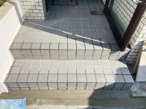 武蔵小山のマンション入口階段下地モルタルを新しく塗った写真