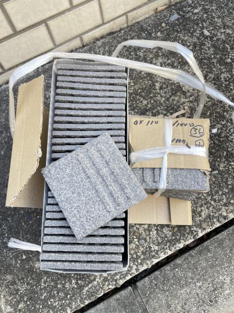 武蔵小山のマンションエントランスで使うタイルの写真