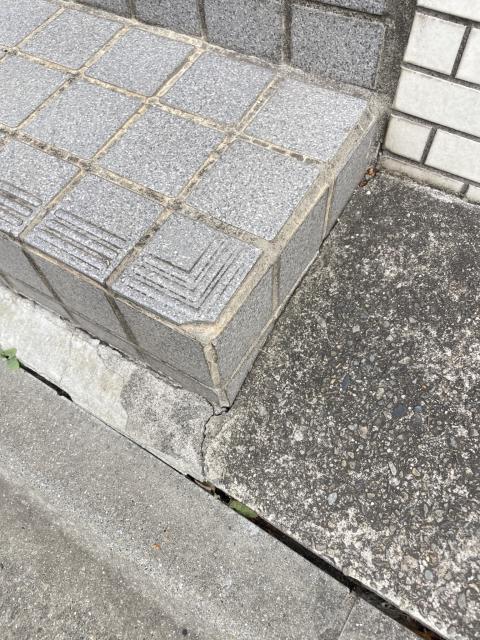 武蔵小山のマンション入口階段下の亀裂と割れの既存写真
