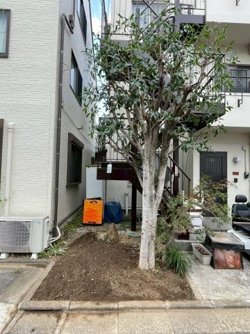 品川区旗の台で庭部分を剪定してシニアカー置き場設置する写真