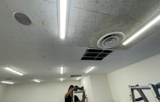 品川区西五反田で会社の会議室天井の張替え工事を行いました