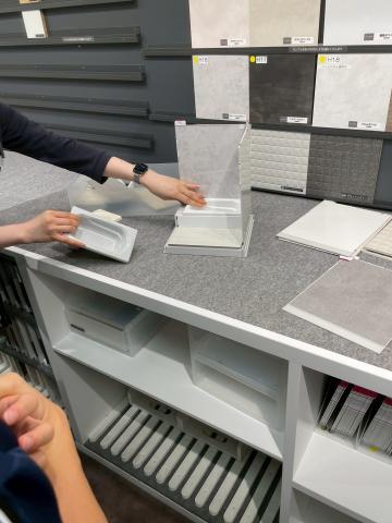 品川区中延で浴室交換のためショールームで見学している写真