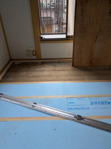 品川区旗の台アパート下地に断熱材を敷いた写真
