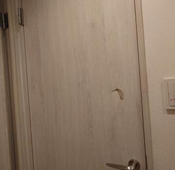 品川区平塚のマンションで穴が開いた室内ドアの現地確認に行きました