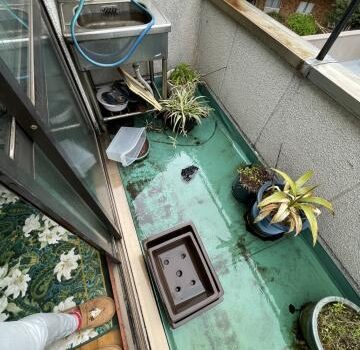 品川区大井でお客様宅のベランダ防水工事のため残置物を撤去しました