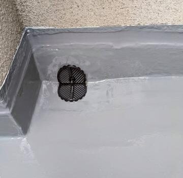 品川区大井でベランダ防水工事の仕上げでトップコートを塗りました