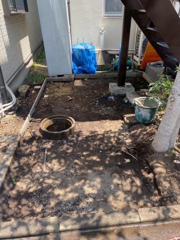 品川区旗の台で庭部分に電動車椅子置き場土間工事をする写真