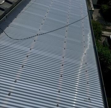 品川区のご自宅のベランダで波板屋根張替え工事２か月後に追加ビスを打ちました