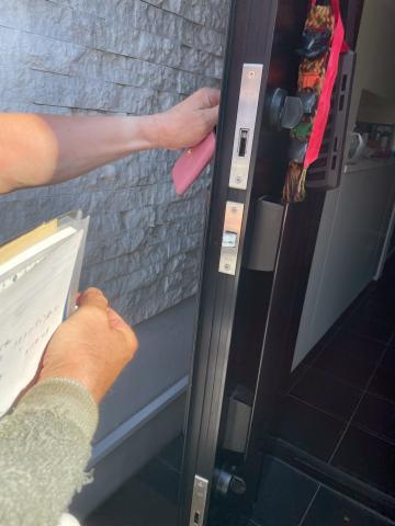 武蔵小山で玄関ドアの鍵穴とドアクローザーの不具合既存写真