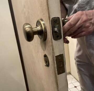 武蔵小山のハンバーガーショップで壊れたドアノブを交換しました