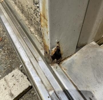 武蔵小山パルム商店街で店舗の勝手口の引き戸が動かないとご相談を受けました