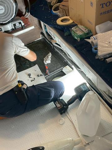 品川区戸越で浴室ユニットバスの床破損補修している写真