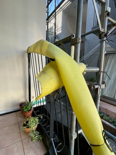 目黒区原町で外装改修工事のため足場設置中写真