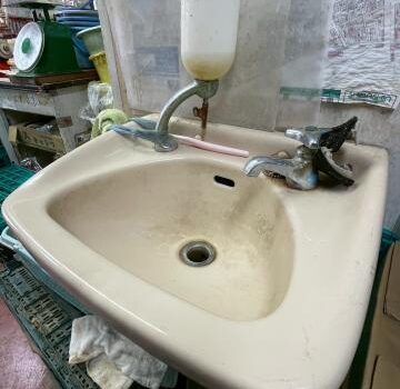 目黒区目黒本町の店舗手洗いで排水トラップからの水漏れ調査を行いました