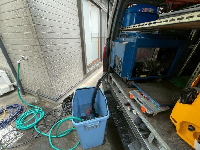 目黒区目黒本町戸建て排水つまりから高圧洗浄をかける写真