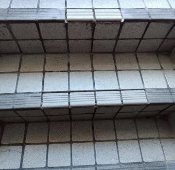 品川区西五反田の店舗ビルで階段部分の床タイルの破損を張替えしました