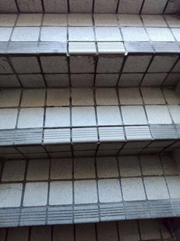 品川区西五反田んお店舗ビル階段部分の床タイル破損張替え完成写真