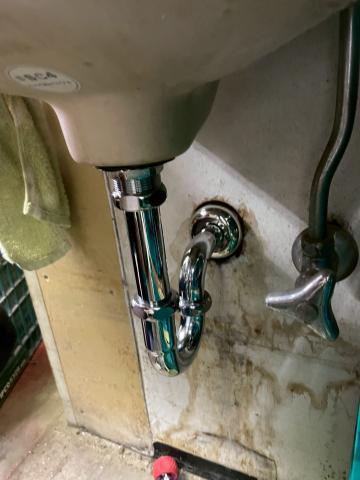 目黒区目黒本町の店舗手洗いで新しい排水管を付けた写真