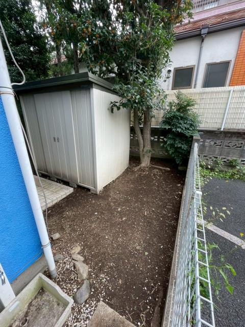 西小山の戸建ての庭除草後の写真