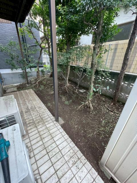 西小山の戸建ての庭除草後の写真3
