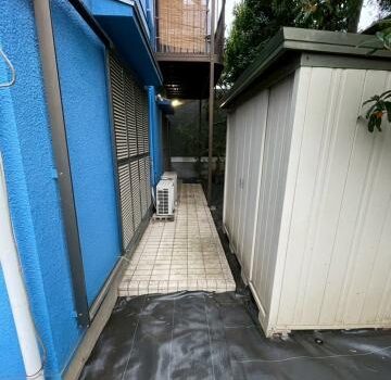 西小山の戸建てで庭の除草の後に防草シートを敷きました