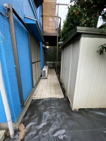 西小山の戸建ての庭で除草後に防草シートを敷いた写真
