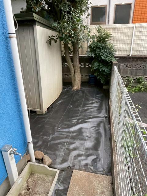西小山の戸建ての庭除草シート敷いた後の写真