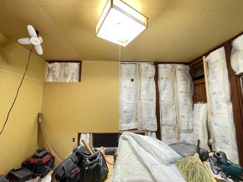 西小山の戸建てで断熱材充填後のボード仕上げ写真