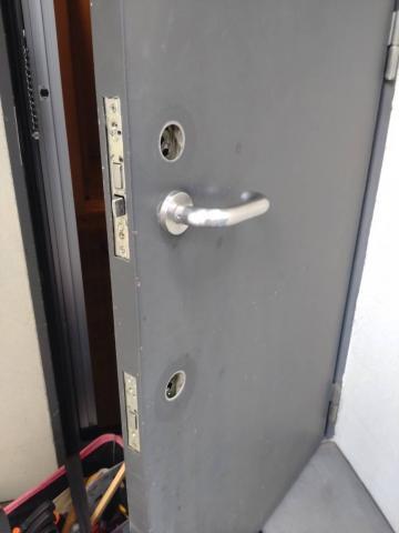 西小山で厳寒ドアのシリンダーキー交換で既存のものを外した写真