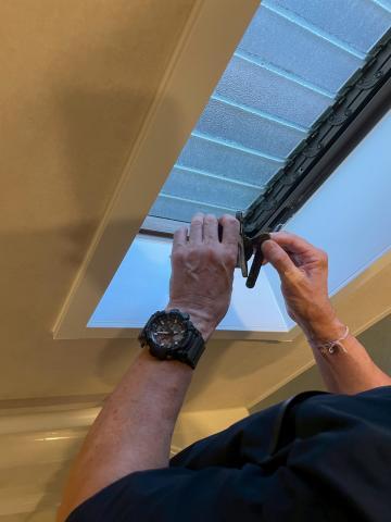 品川区小山で窓の不具合の調査をしている写真