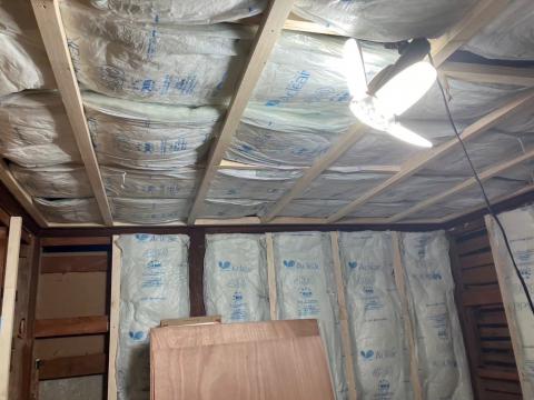 西小山の戸建て壁と天井に断熱材を詰めている写真