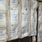 西小山の戸建てで壁に断熱材を詰めた写真