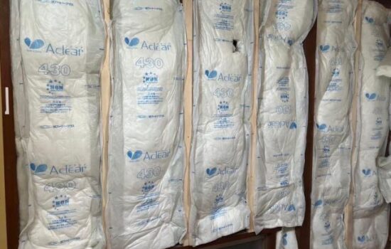 西小山の戸建てで下地工事が終わり断熱材を詰めます