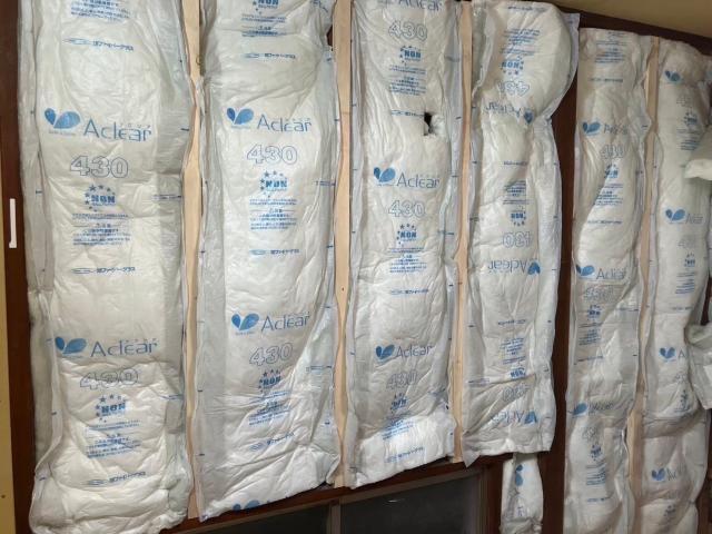 西小山の戸建てで壁に断熱材を詰めた写真