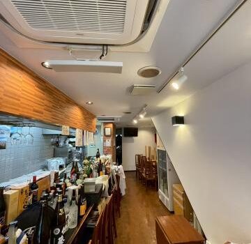 武蔵小山の飲食店で内装工事の仕上げ作業をしています