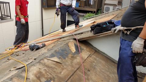 品川区小山台スタッフが屋根材を剥がしている写真