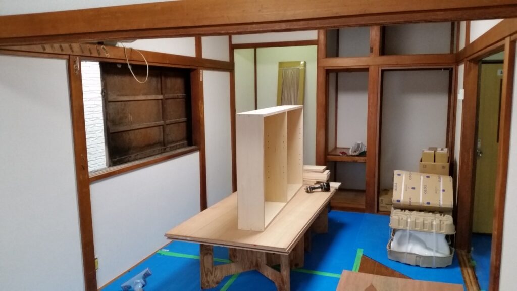 品川区荏原壁天井のクロス貼り、造作棚写真
